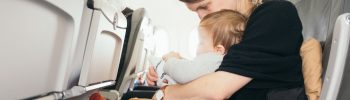 Une mère avec son enfant dans l'avion.