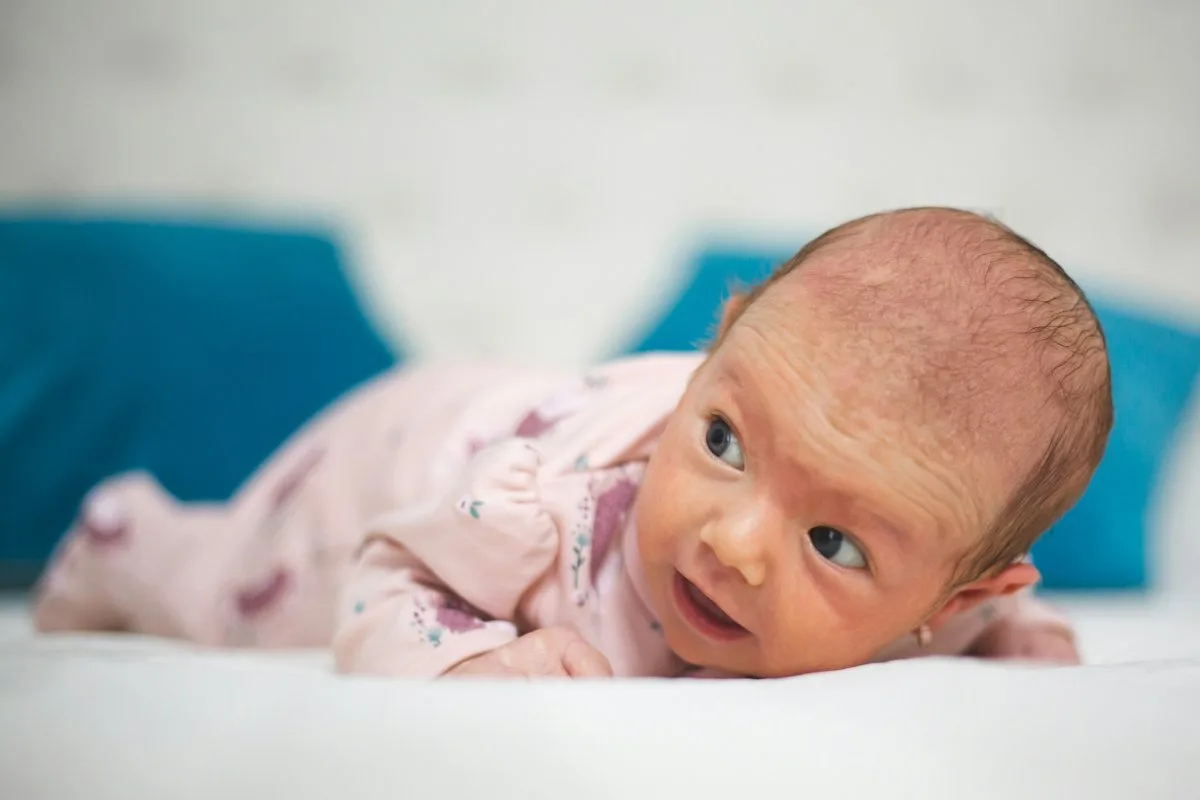 Bébé allongé sur le ventre. À quel âge se retourne-t-il ?