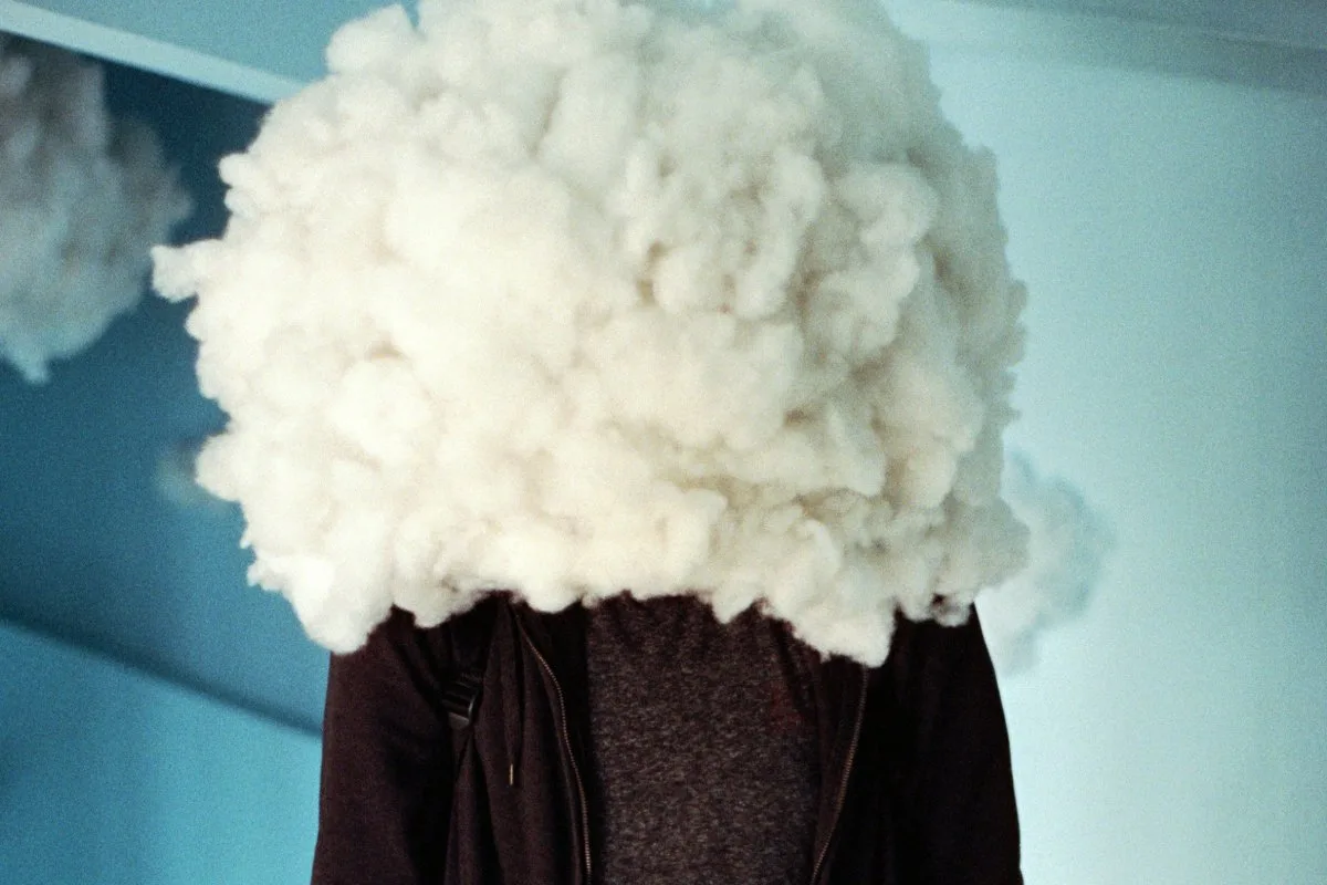 Homme avec un nuage à la place de la tête