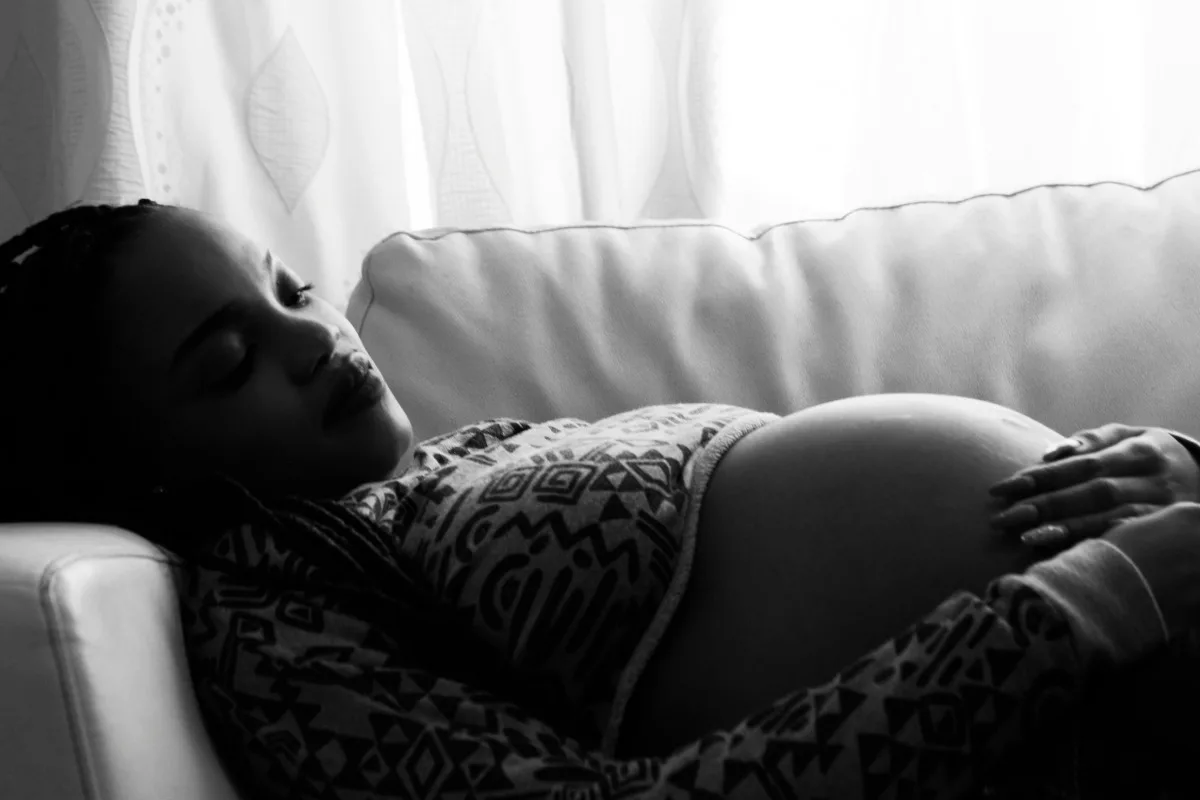 Femme enceinte fatiguée allongée sur un canapé