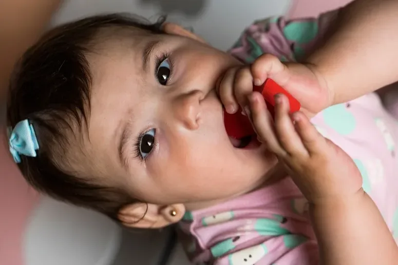 Pourquoi mon bébé met tout à la bouche ?