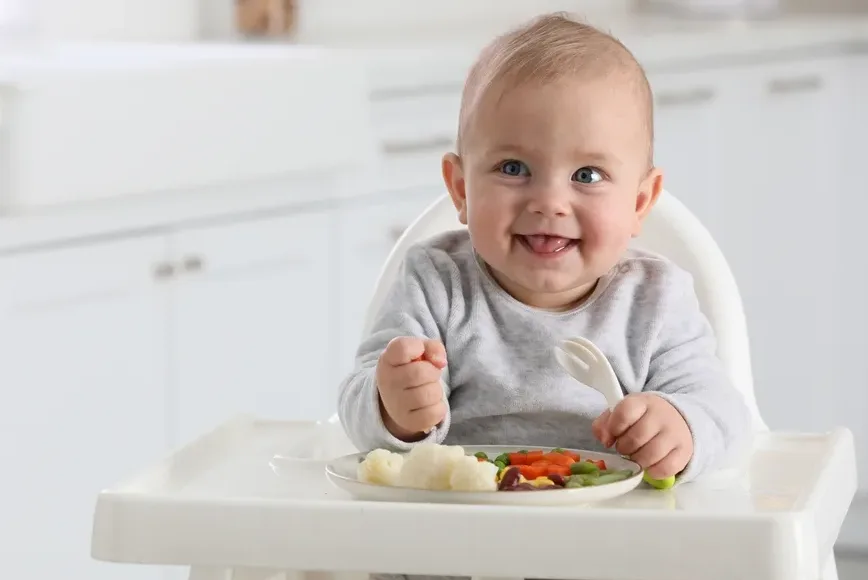 À quel âge un bébé peut-il manger seul ?