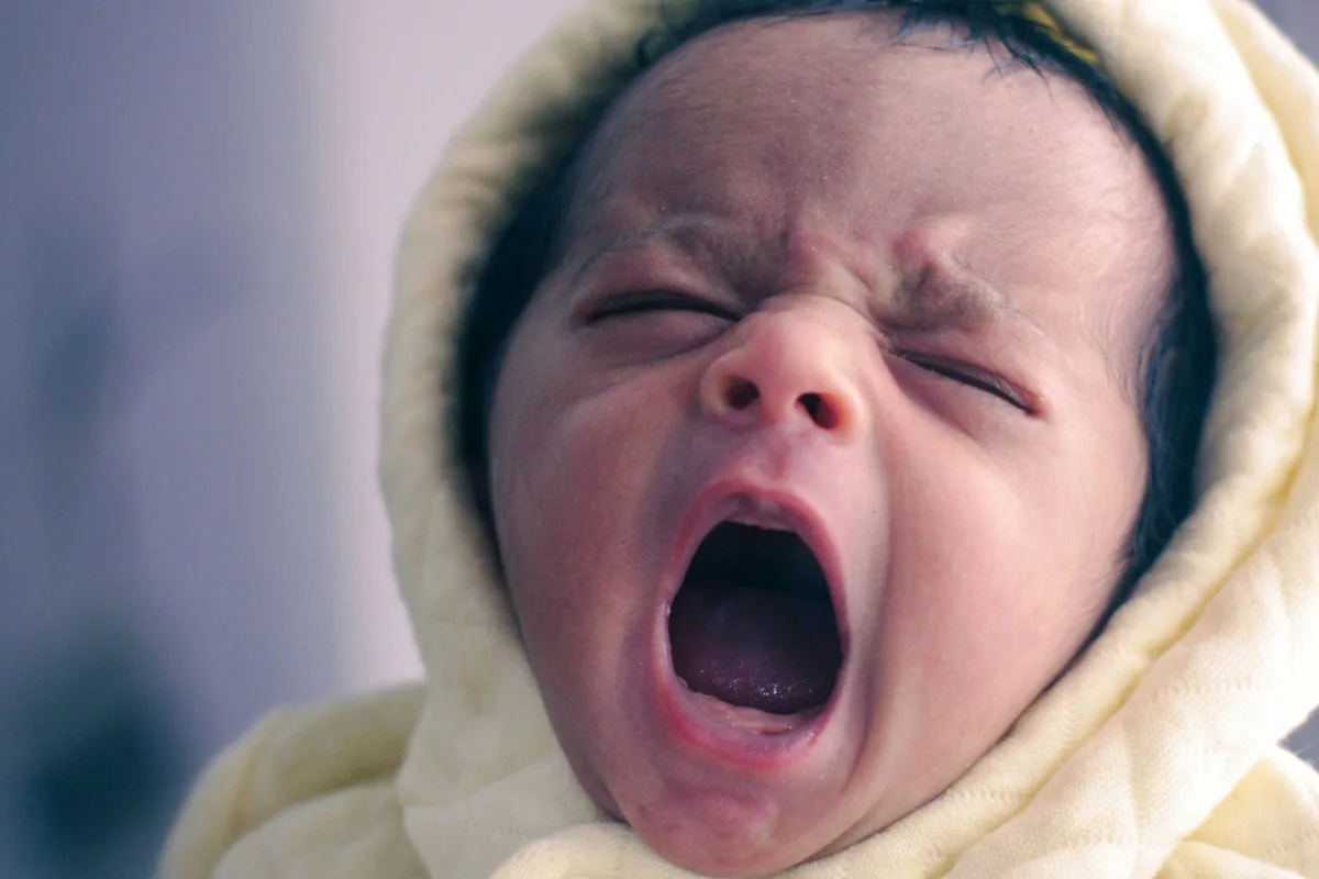 Bébé qui régurgite beaucoup après le biberon