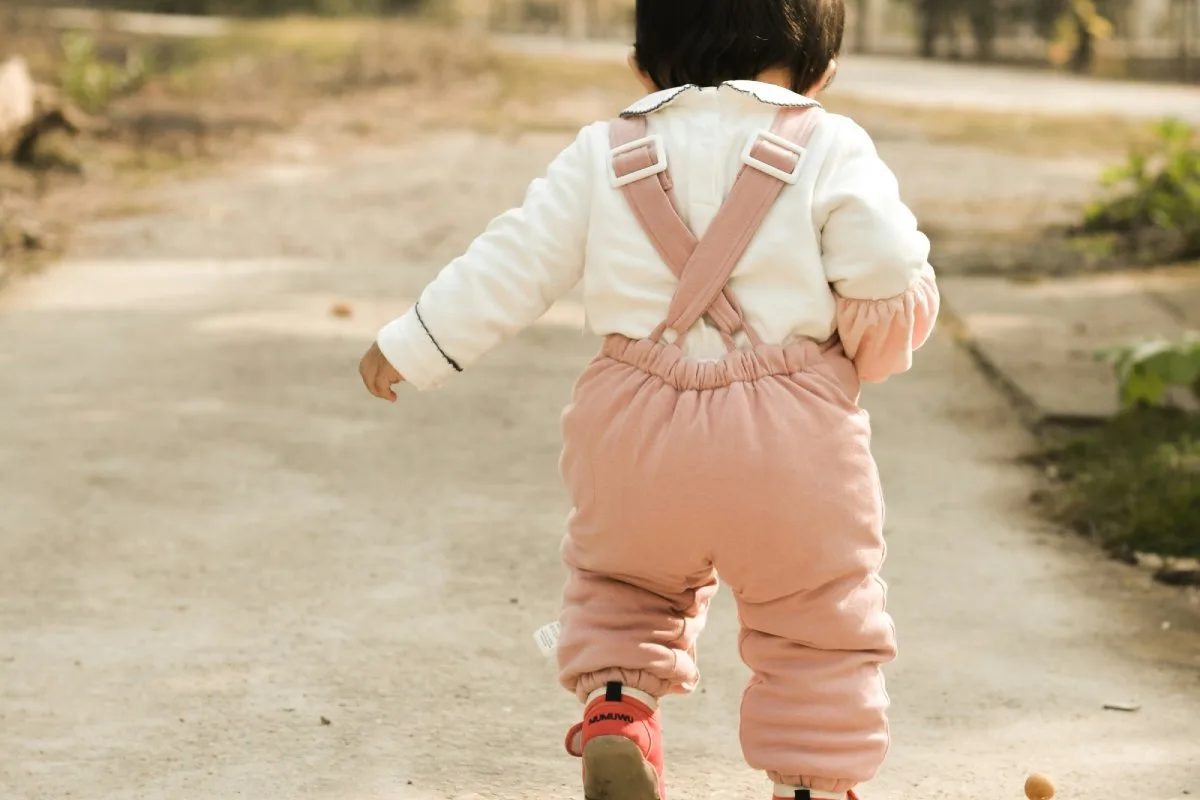 A quel age bebe marche : premiers pas et reperes par age