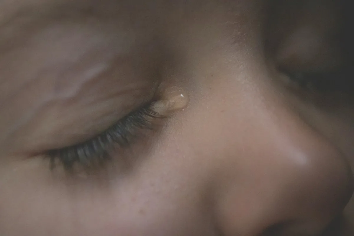 Bébé pleure en dormant : causes possibles et que faire