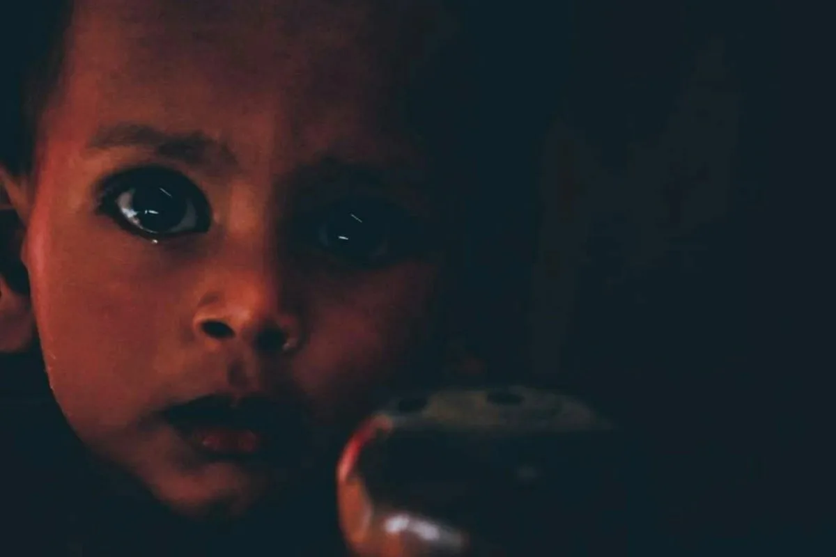 Bébé pleure tous les soirs : comprendre ces pleurs de fin de journée