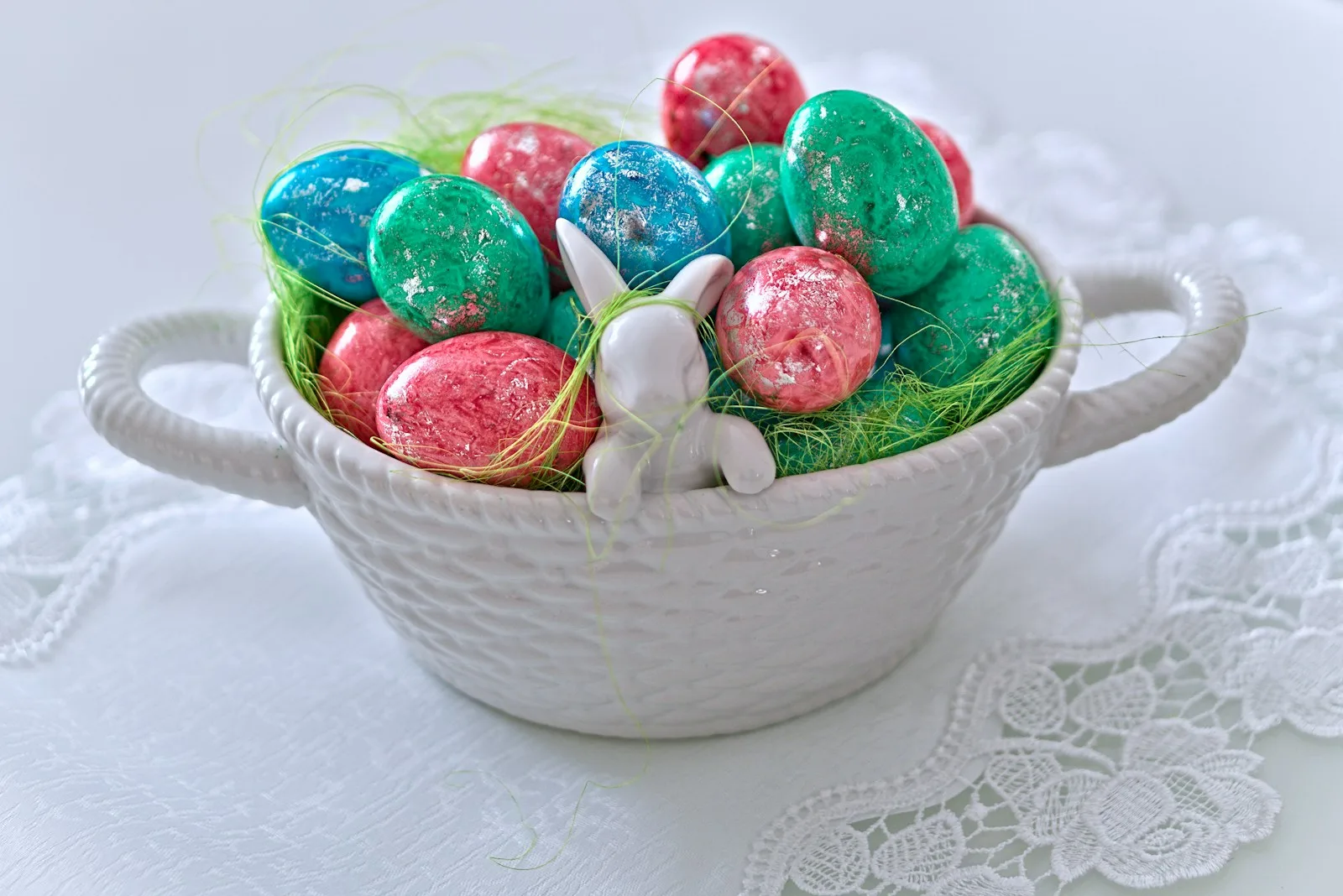 Lapin en chocolat de Pâques pour enfant sur fond coloré