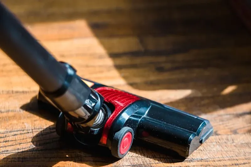 Meilleur aspirateur balai sans fil pour parents : comparatif 2026