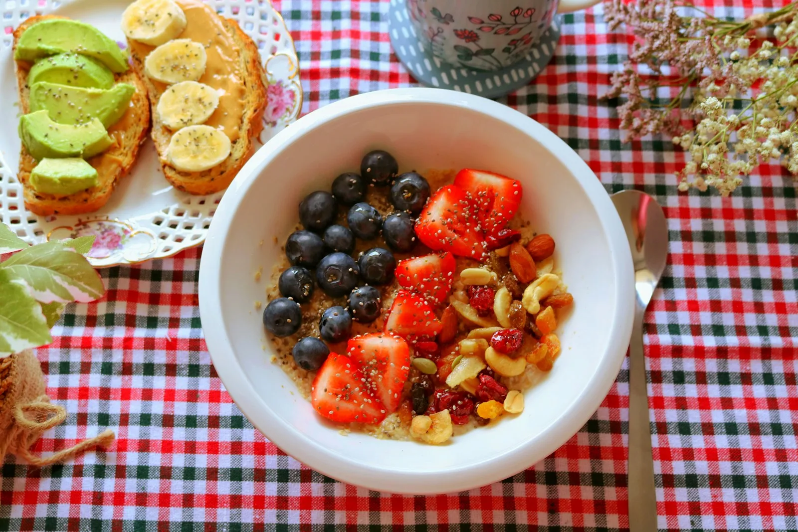 Bol de petit-dejeuner sain avec flocons avoine fruits frais et baies pour un enfant