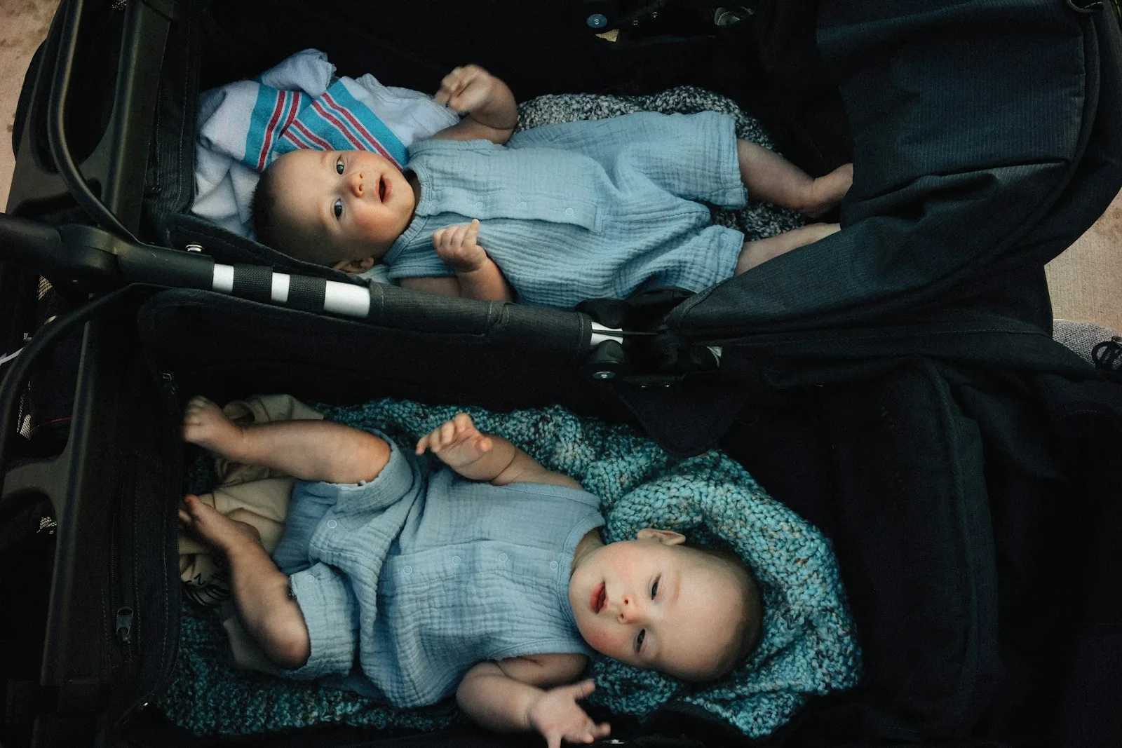 Jumeaux nouveau-nés préparés pour l'arrivée à la maison