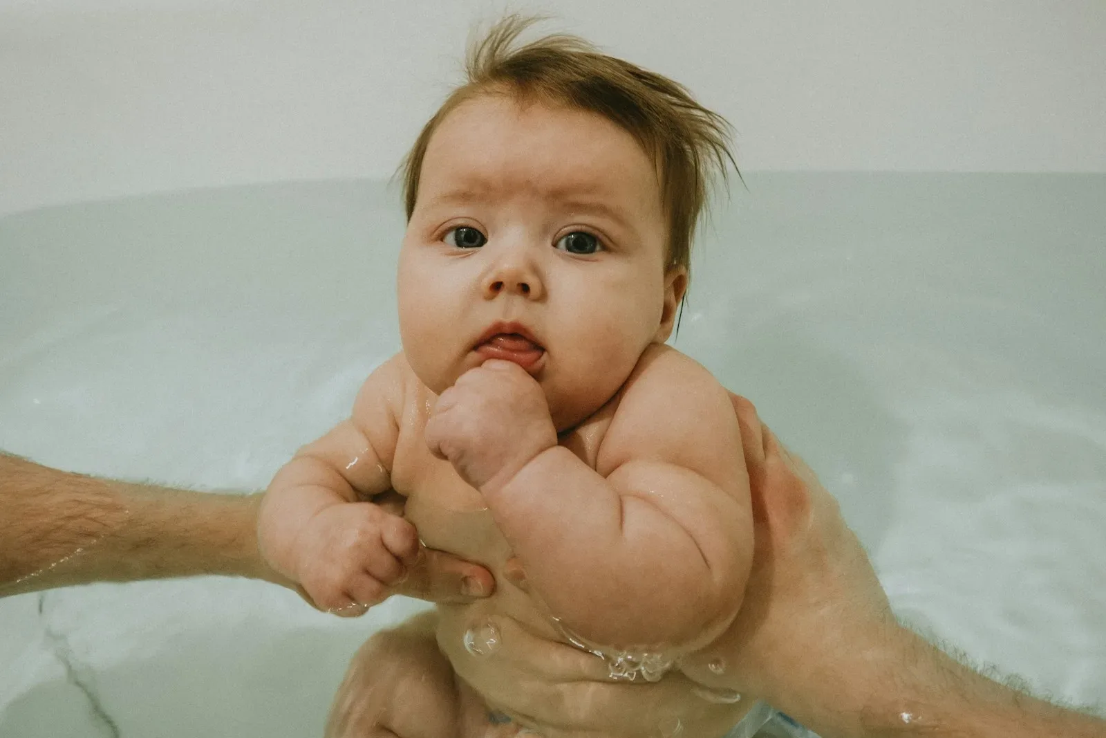 Bain bébé : température, fréquence et erreurs à éviter