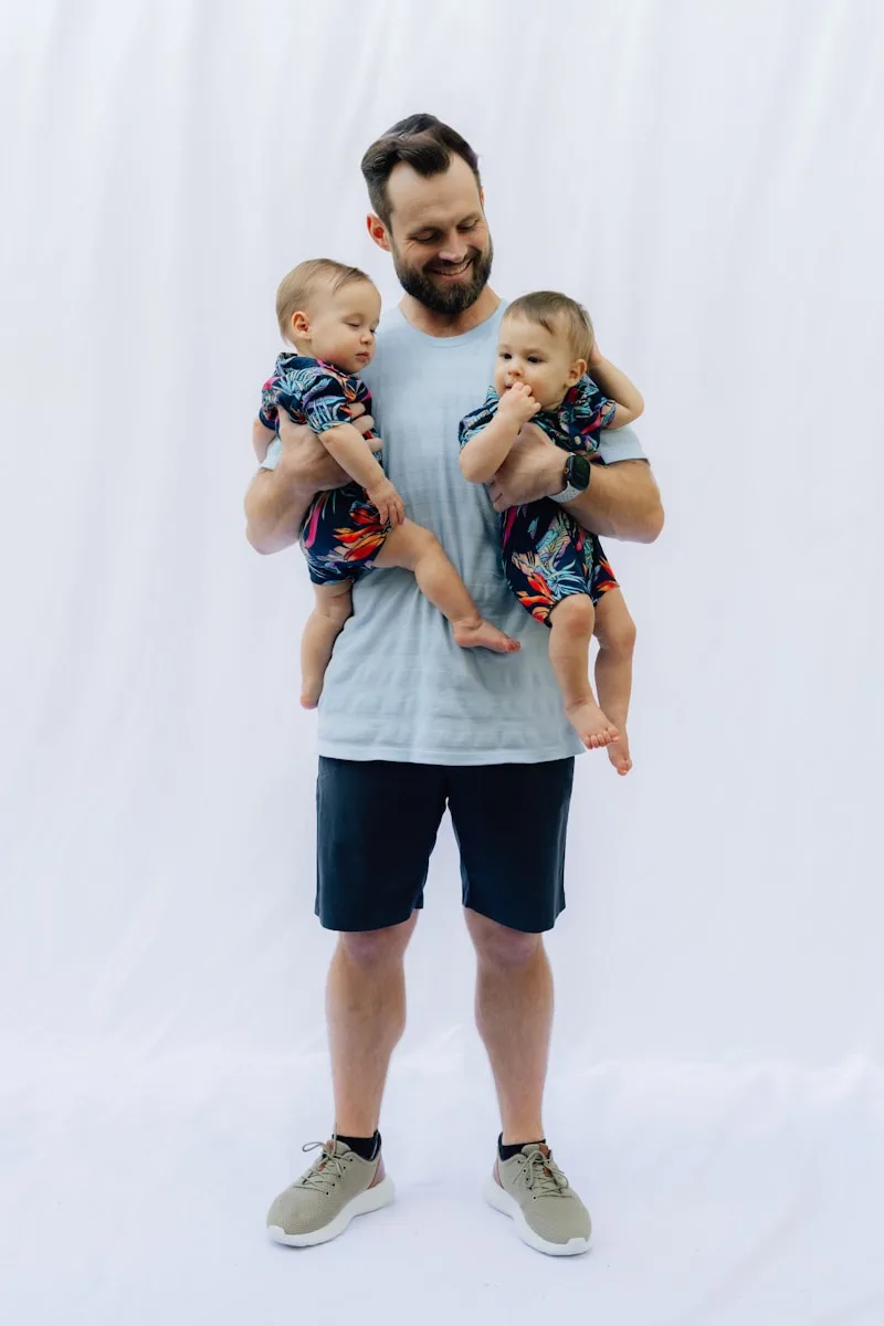 Père avec ses deux enfants illustrant les allocations familiales pour 2 enfants en 2026