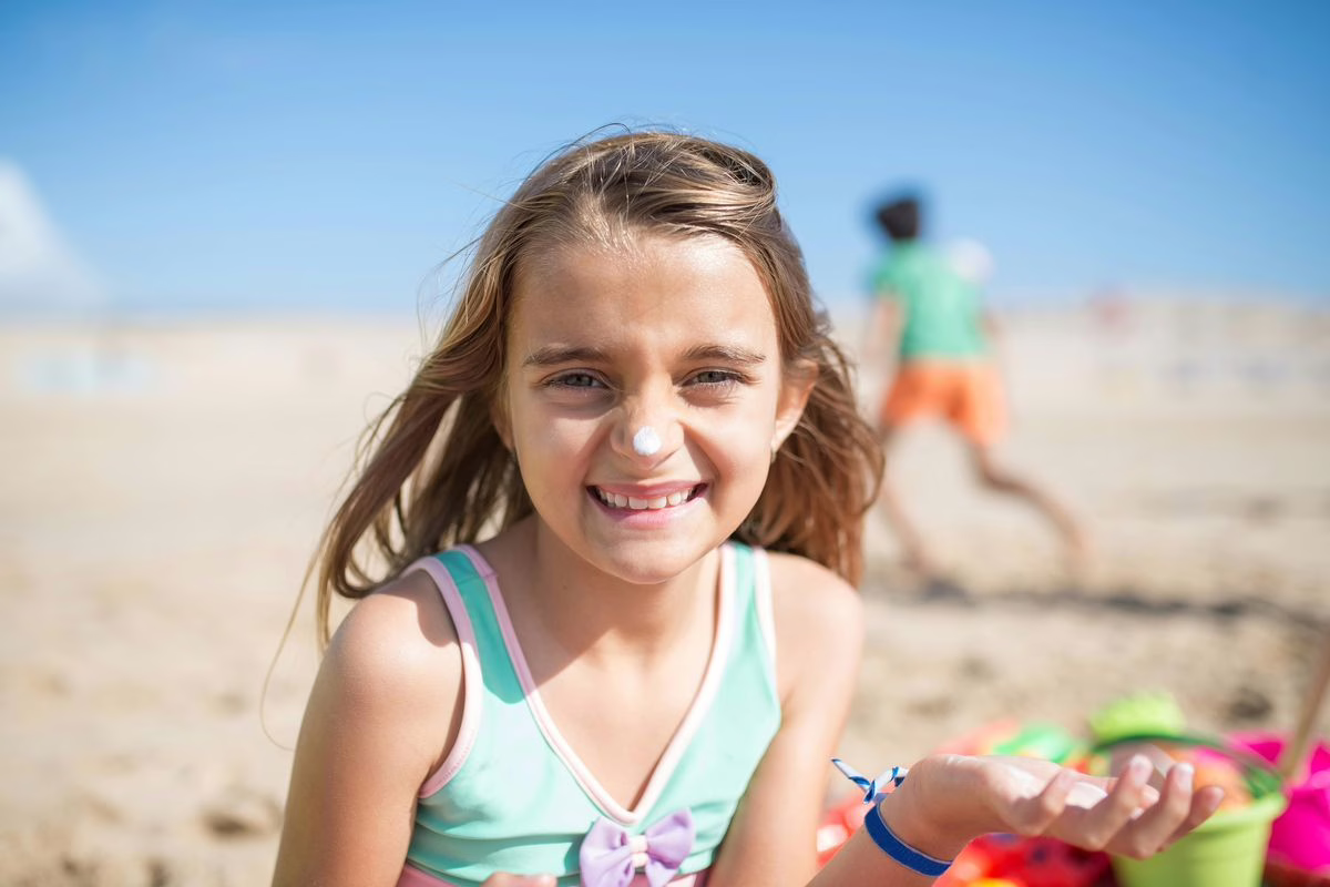 Crèmes solaires enfants 2026 : ces ingrédients que l&rsquo;Anses recommande d&rsquo;éviter
