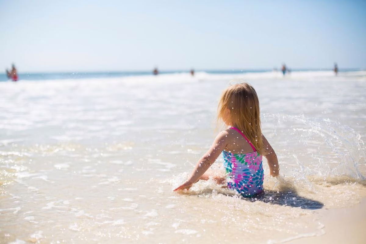 Insolation chez l&rsquo;enfant : ces signes qui doivent vous alerter d&rsquo;urgence cet été