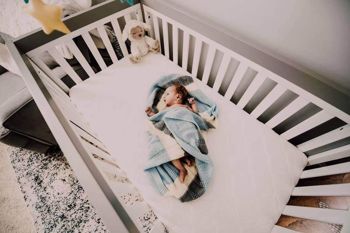 Canicule : voici l&rsquo;heure idéale pour endormir bébé selon les pédiatres