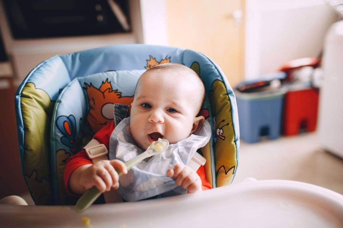 Diversification cet été : à quel âge installer bébé dans une chaise haute