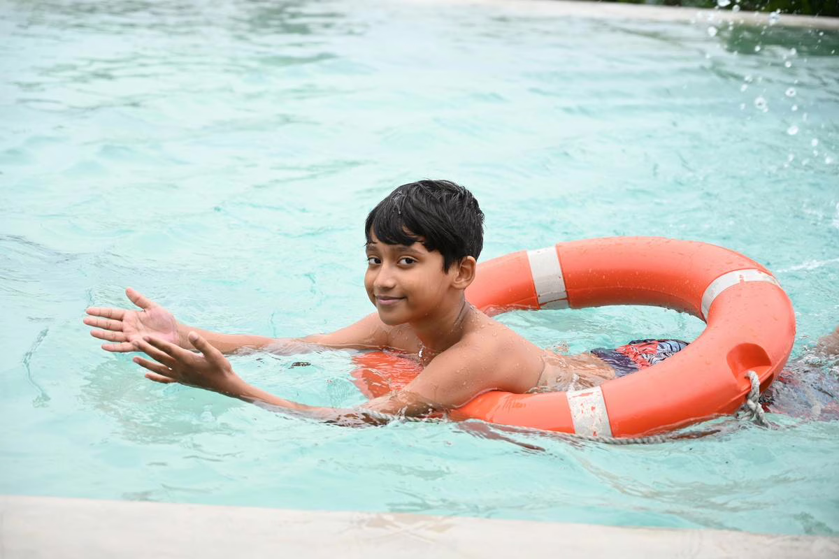 Aisance aquatique : familiariser son enfant avec l&rsquo;eau avant l&rsquo;été