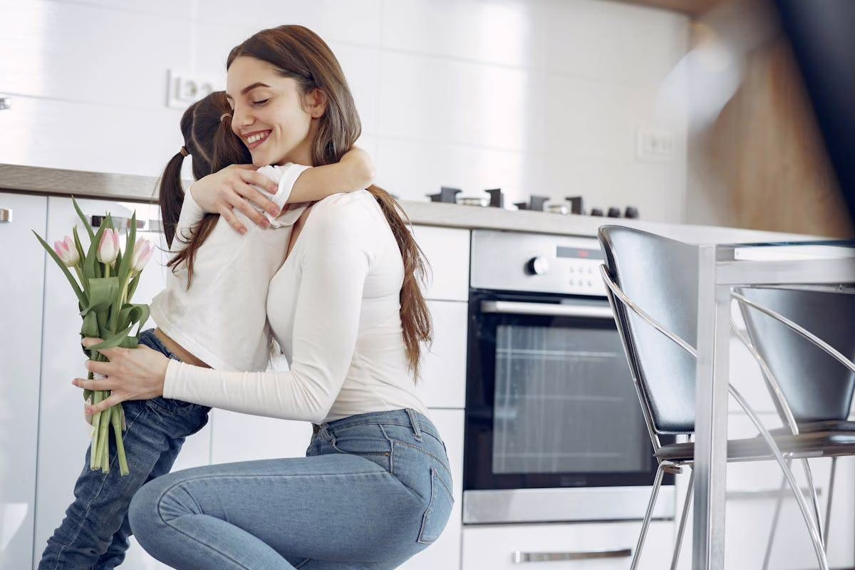 Parent tenant tendrement la main de son enfant à la maison, soutien aux familles dont l'enfant est gravement malade