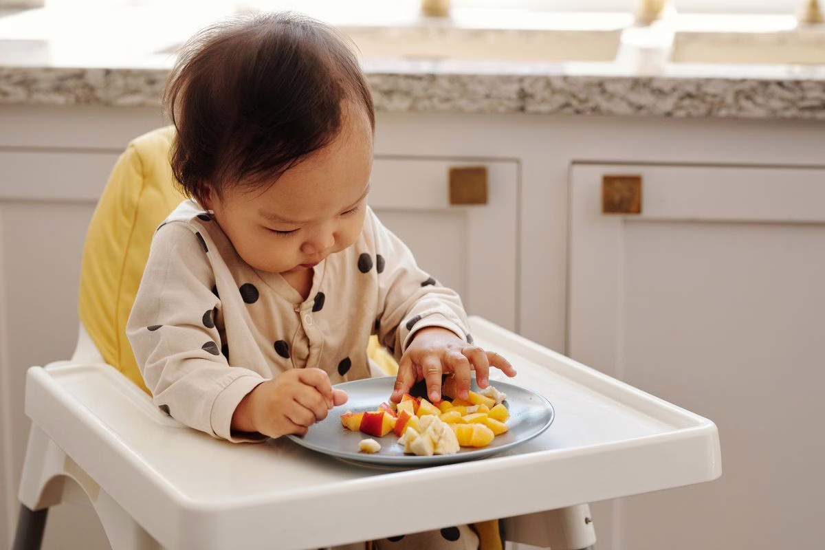 Étouffement : ces aliments à couper avant de les donner aux tout-petits