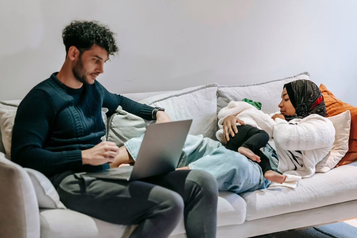 Mère tirant son lait au bureau pendant une pause, illustration des droits liés à l'allaitement au travail