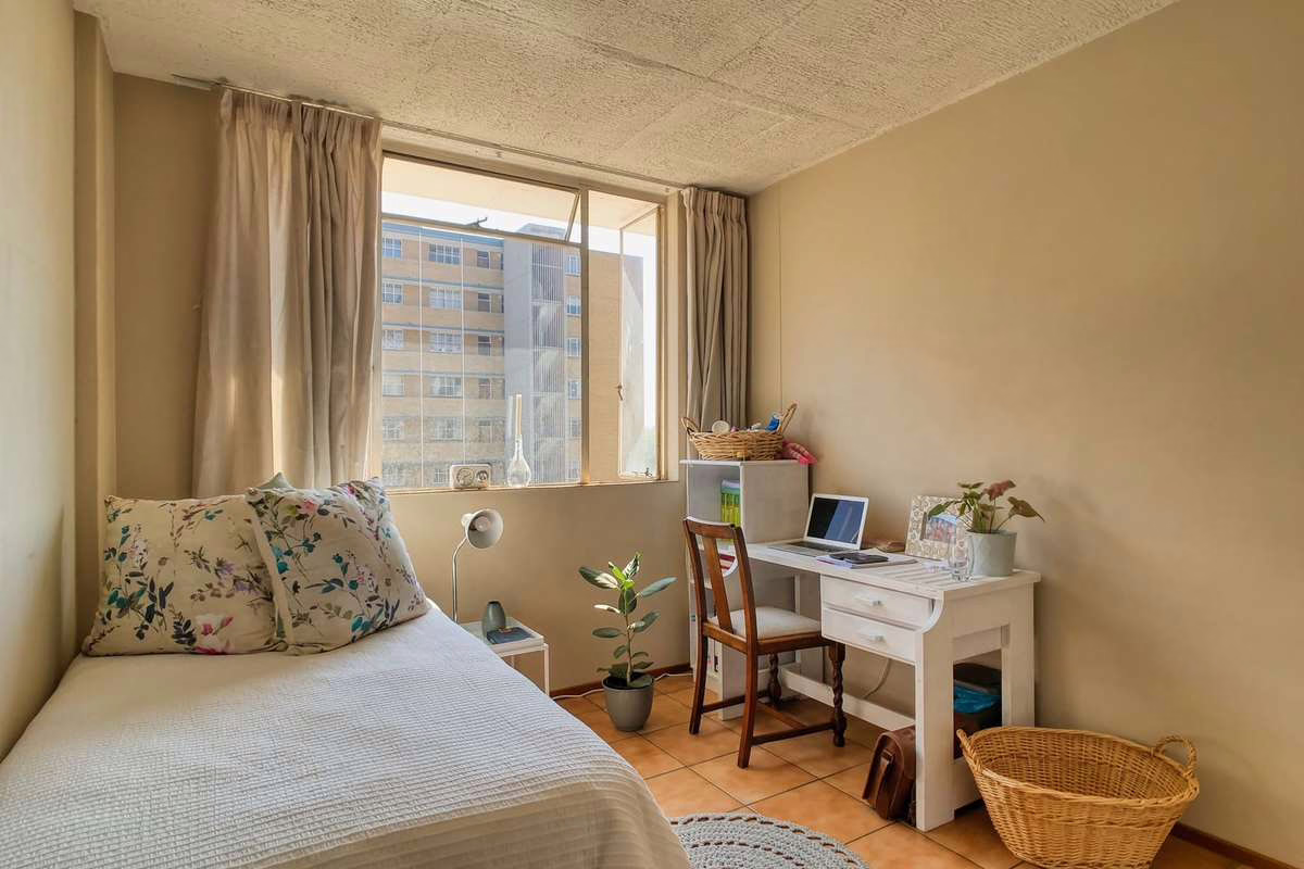 Une étudiante dans son petit logement, illustrant la déclaration d’APL étudiant à faire à la CAF avant l’été