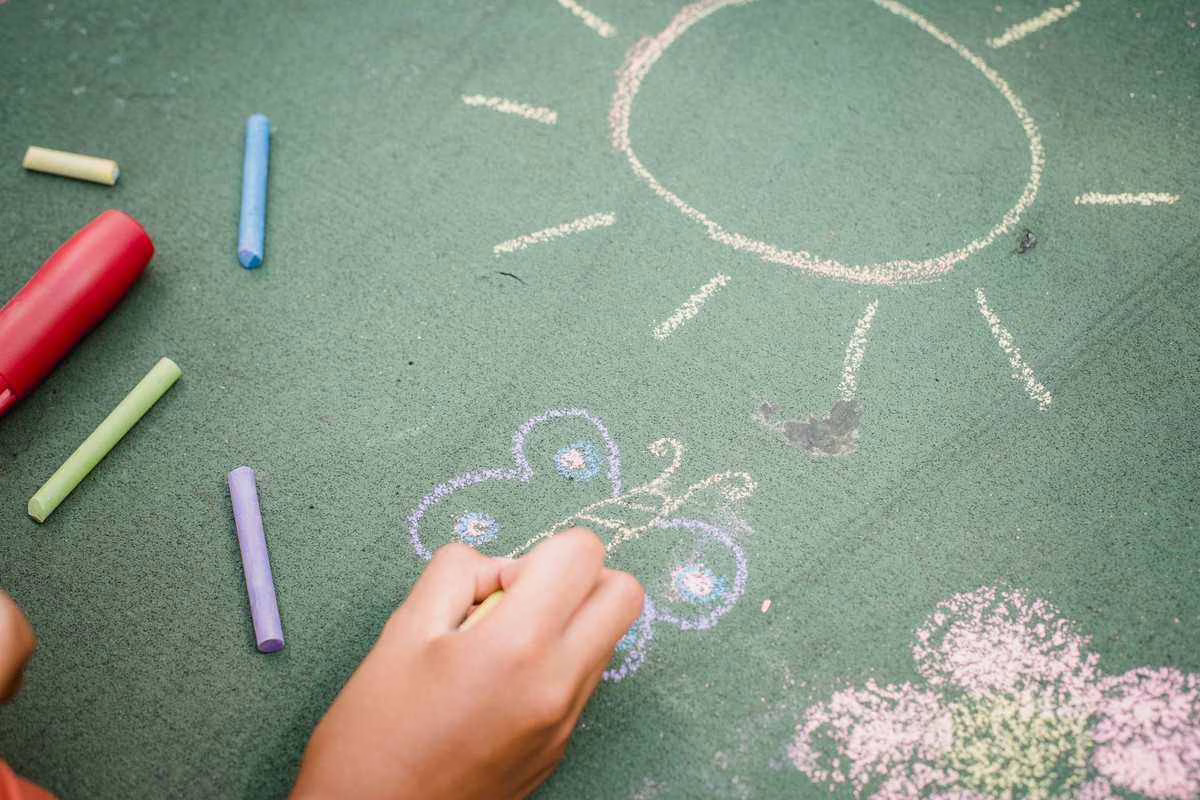 Pic d&rsquo;ozone l&rsquo;été : pourquoi vos enfants sont les premiers exposés (et quoi faire dès 180 µg/m³)