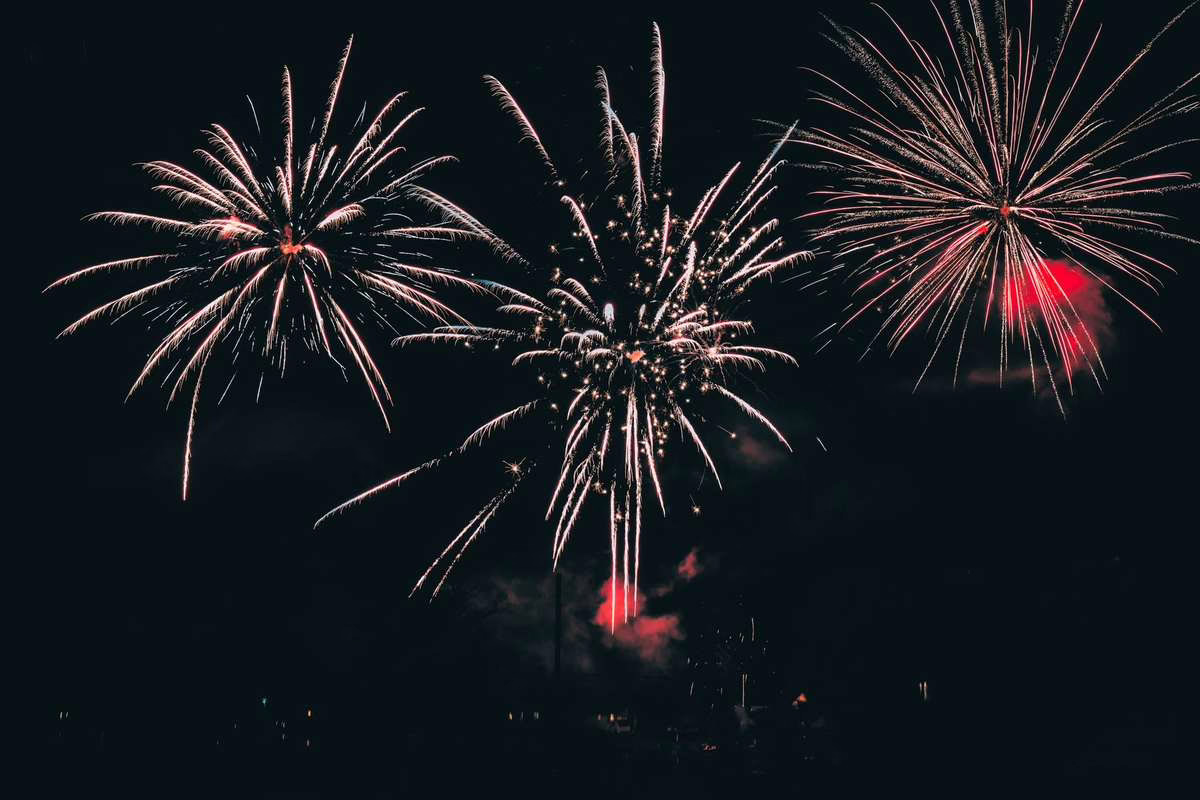 Feux d&rsquo;artifice et enfants : ce que dit la loi et comment éviter les accidents