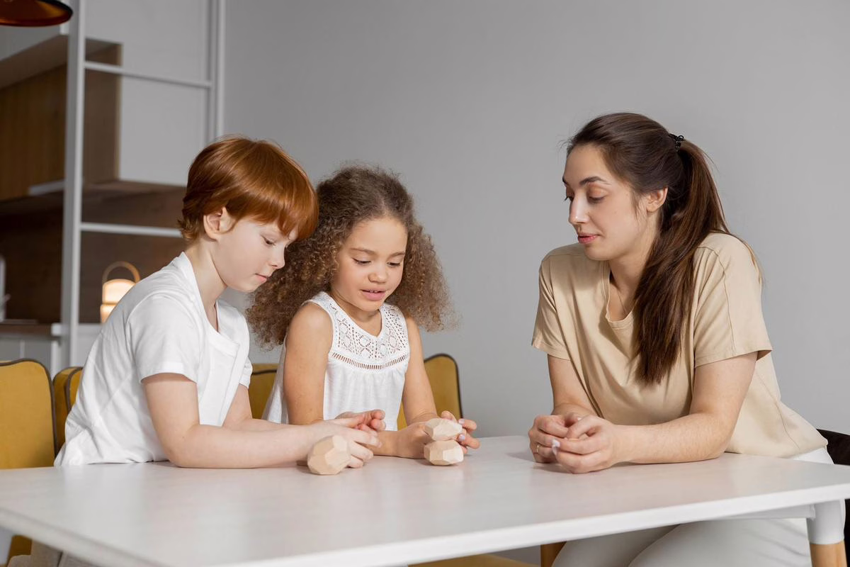 Baby-sitter cet été : combien ça coûte vraiment et comment la déclarer