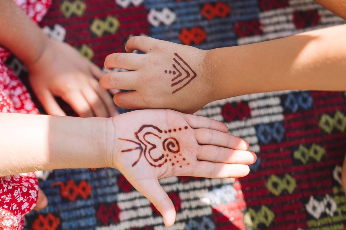 Tatouage au henné noir pour enfant : le danger caché de la PPD