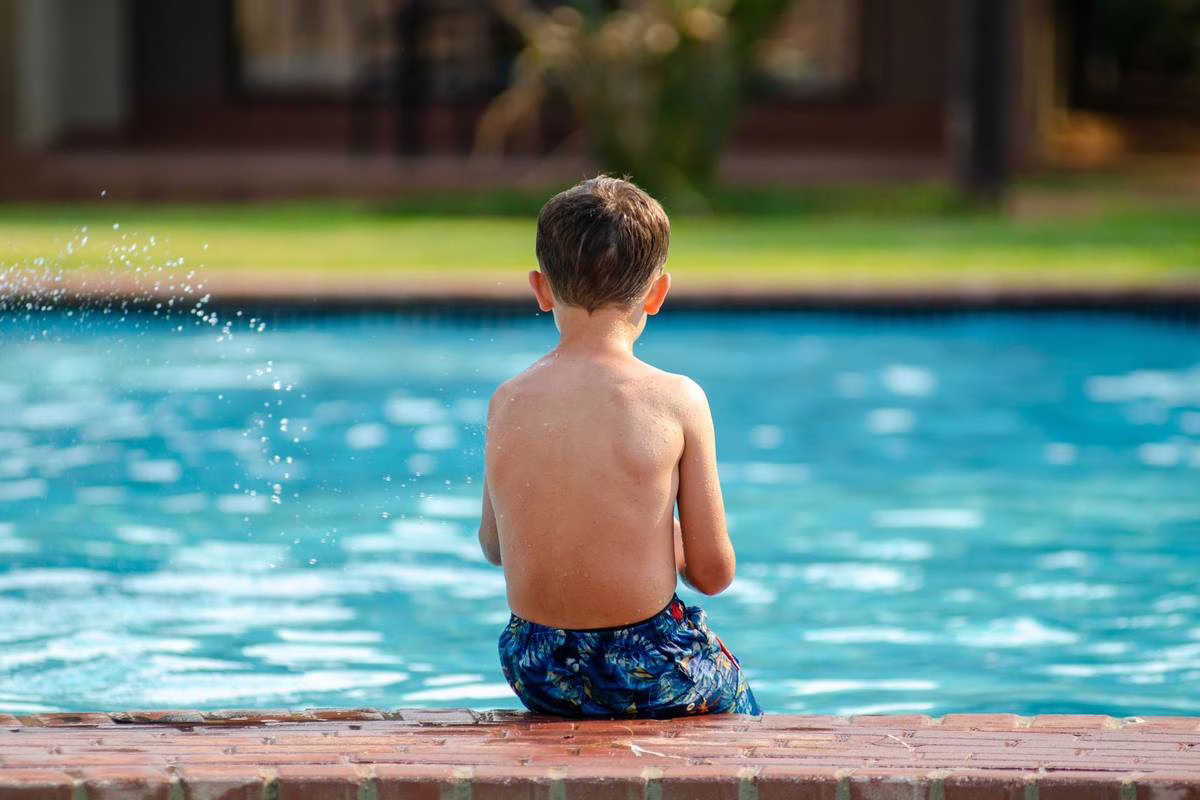 Hydrocution chez l&rsquo;enfant : reconnaître le choc thermique et l&rsquo;éviter cet été