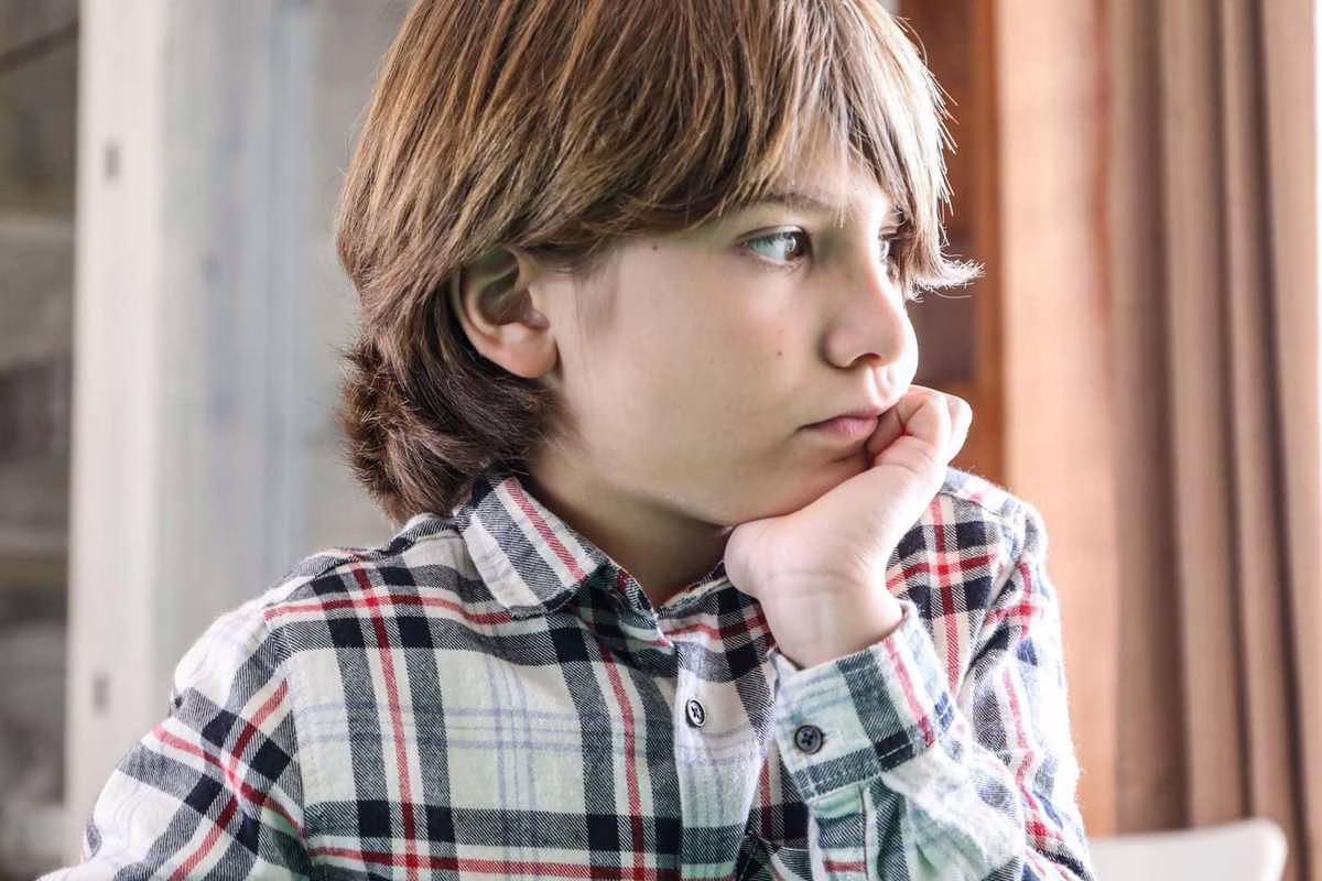 Mon enfant s&rsquo;ennuie pendant les grandes vacances : pourquoi c&rsquo;est utile et comment l&rsquo;aider sans écrans