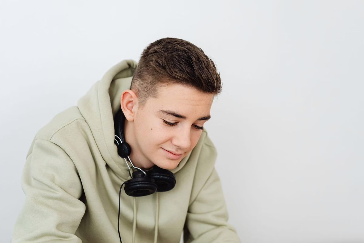 Adolescent écoutant de la musique avec un casque audio, illustration de la protection de l'audition des adolescents