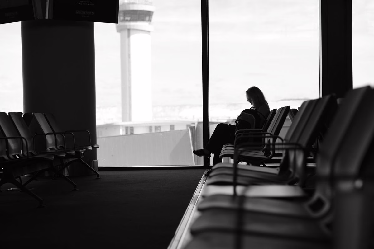 Femme enceinte avec une valise dans un aéroport avant de prendre l'avion, illustration du voyage en avion enceinte