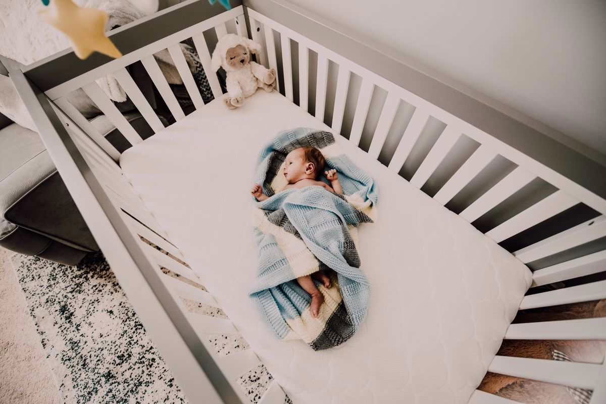 Bébé qui dort dans une chambre inconnue en vacances : le babyphone caméra qui rassure