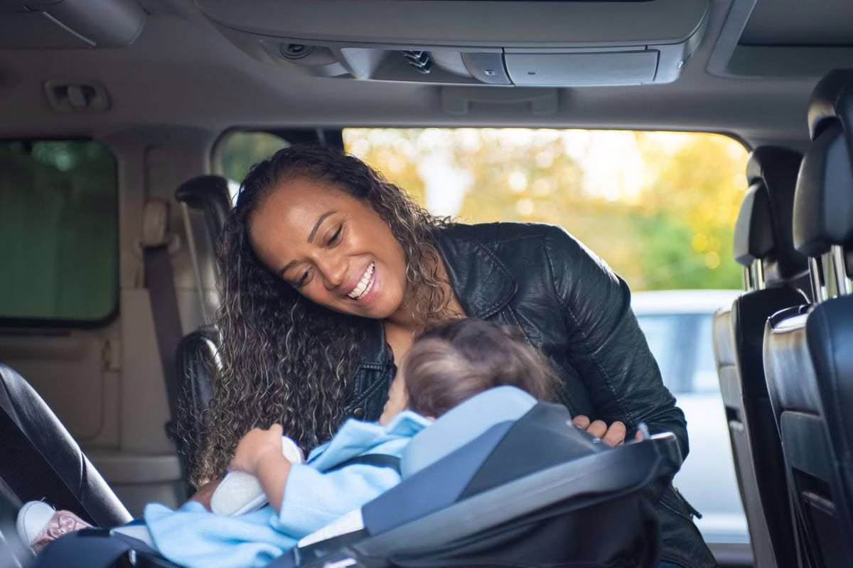 Bébé qui dort dans son cosy : la limite de temps que rappellent les pédiatres