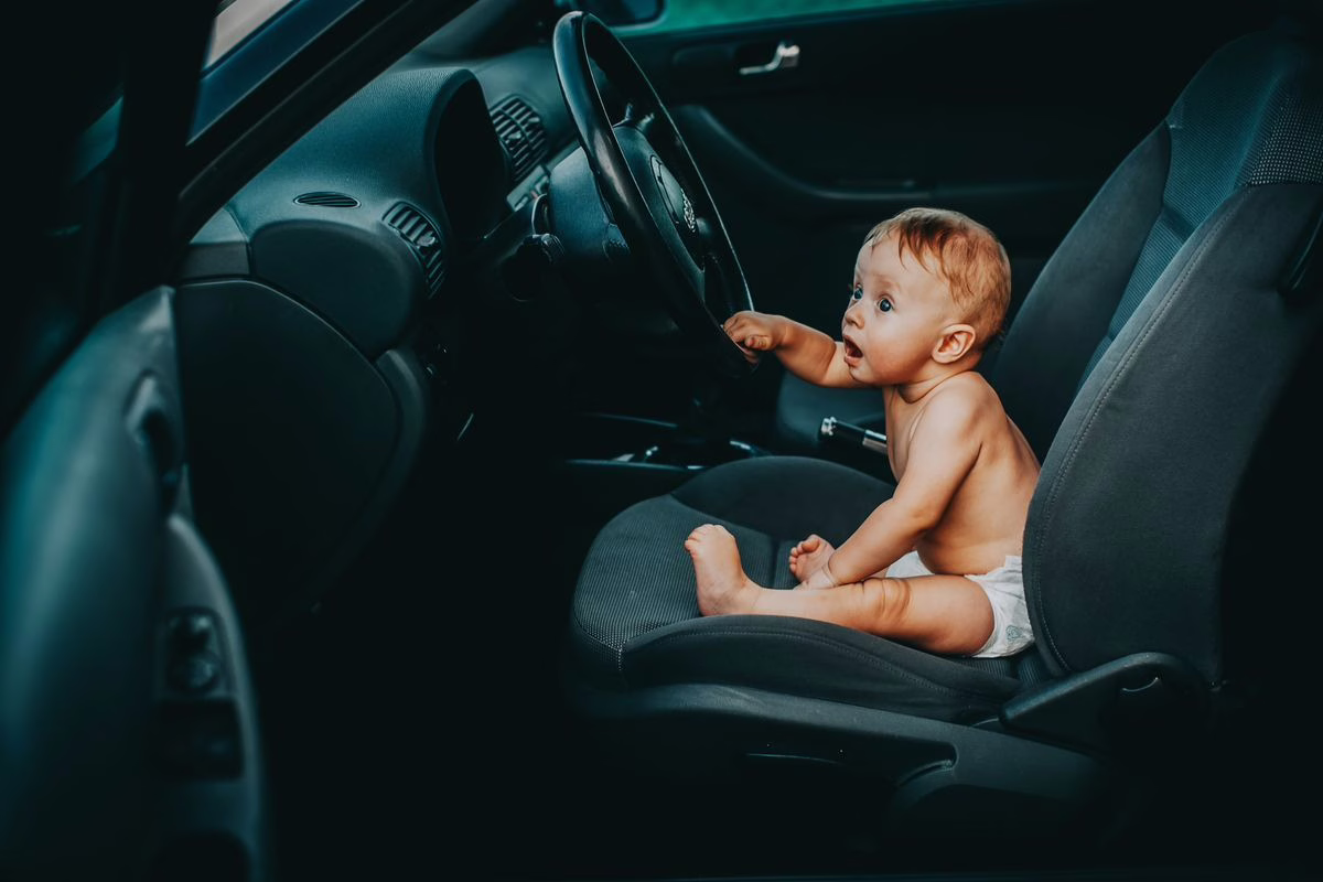 Bébé installé dans un cosy de voiture, illustrant la durée maximale recommandée pour laisser un bébé dans le cosy
