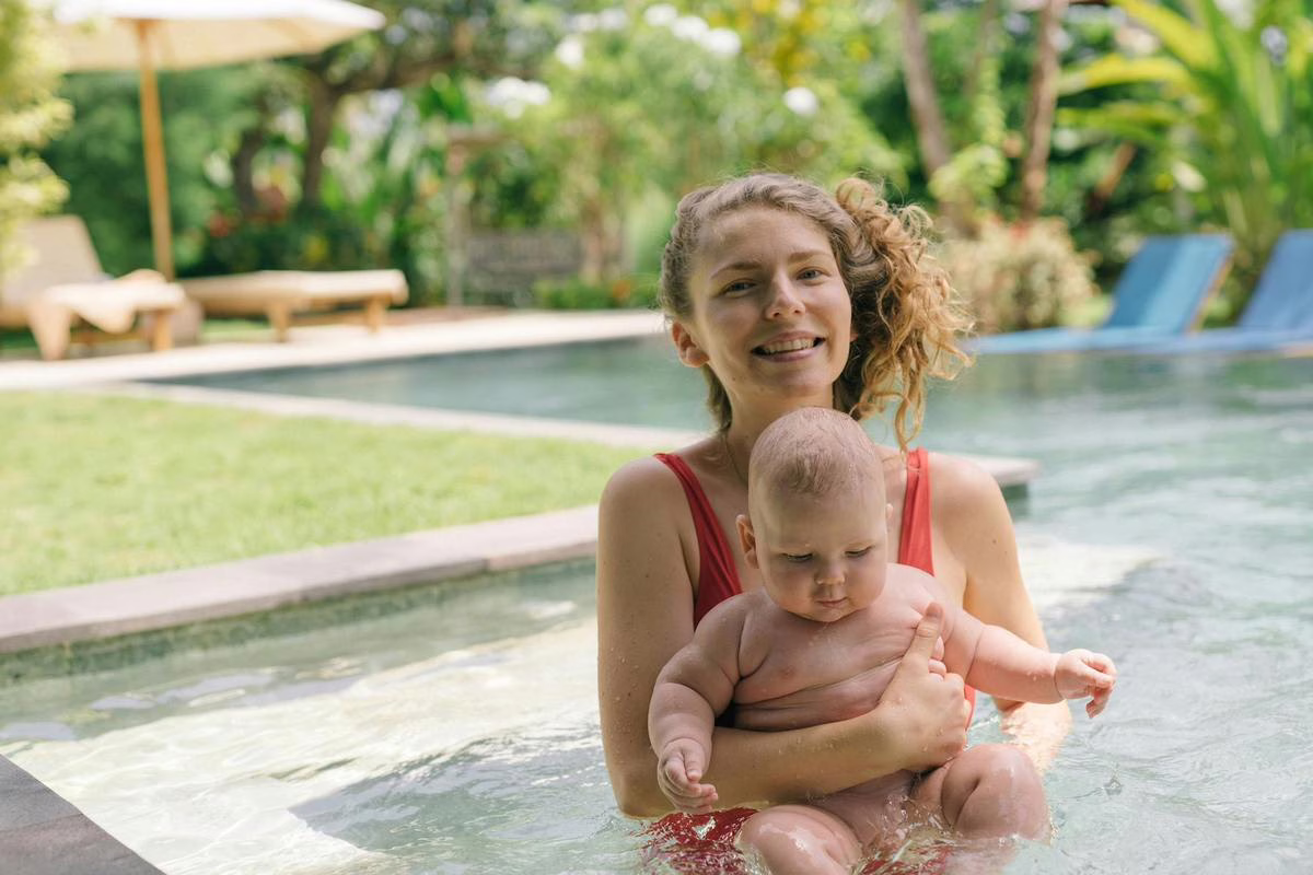 Selon les pédiatres, voici le bon moment pour baigner bébé en piscine cet été