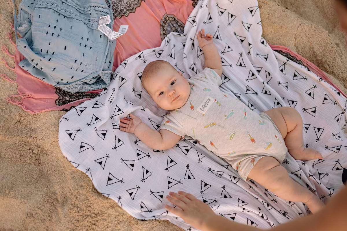 Boutons de chaleur chez bébé : ces petits points rosés qui surgissent dès qu&rsquo;il fait chaud