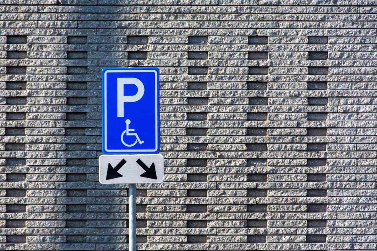 Place de stationnement réservée, illustration de la carte mobilité inclusion