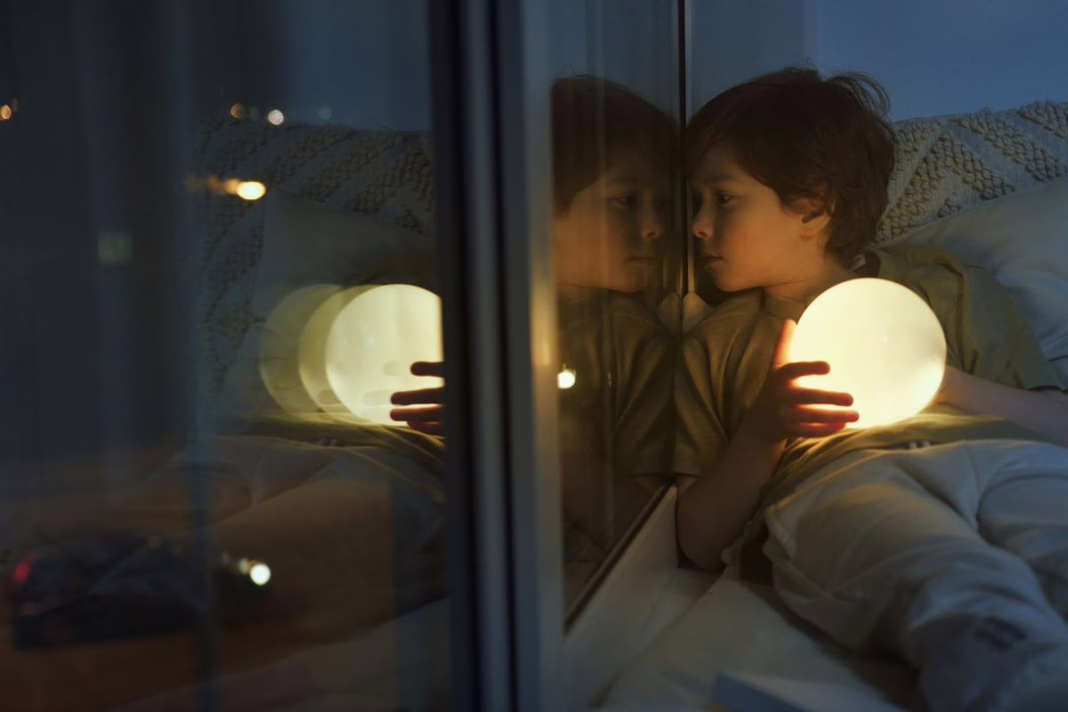 Enfant rassuré par un parent la nuit, sujet des cauchemars de l'enfant
