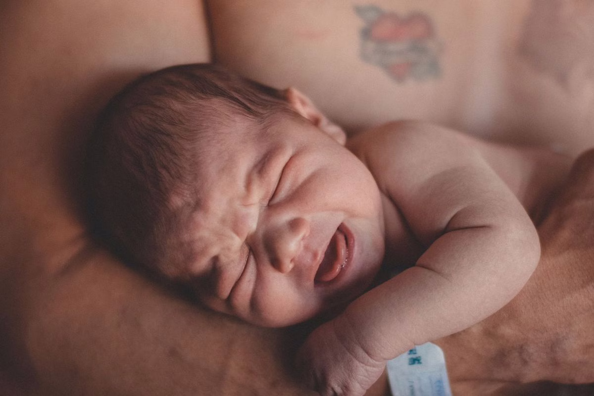 Coliques du nourrisson : pourquoi bébé pleure le soir et comment le soulager