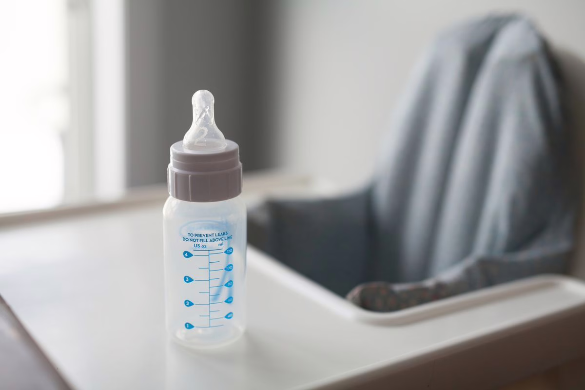 Biberons de lait maternel exprimé étiquetés et rangés au réfrigérateur pour une bonne conservation