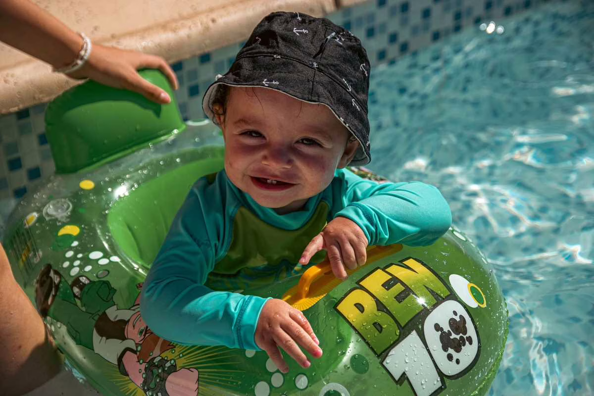 Couche de bain à la piscine : pourquoi elle est obligatoire pour les tout-petits