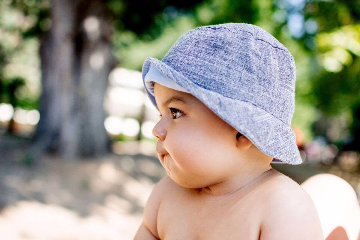 Pourquoi on ne met pas de crème solaire à un bébé avant 6 mois