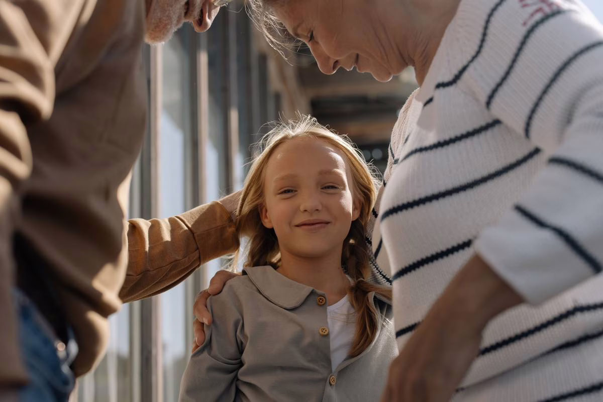 Grands-parents complices avec leur petit-enfant, droit de visite des grands-parents