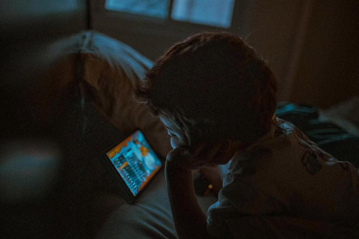 Selon l&rsquo;OMS, voici l&rsquo;âge à partir duquel autoriser les écrans à votre enfant sans risque