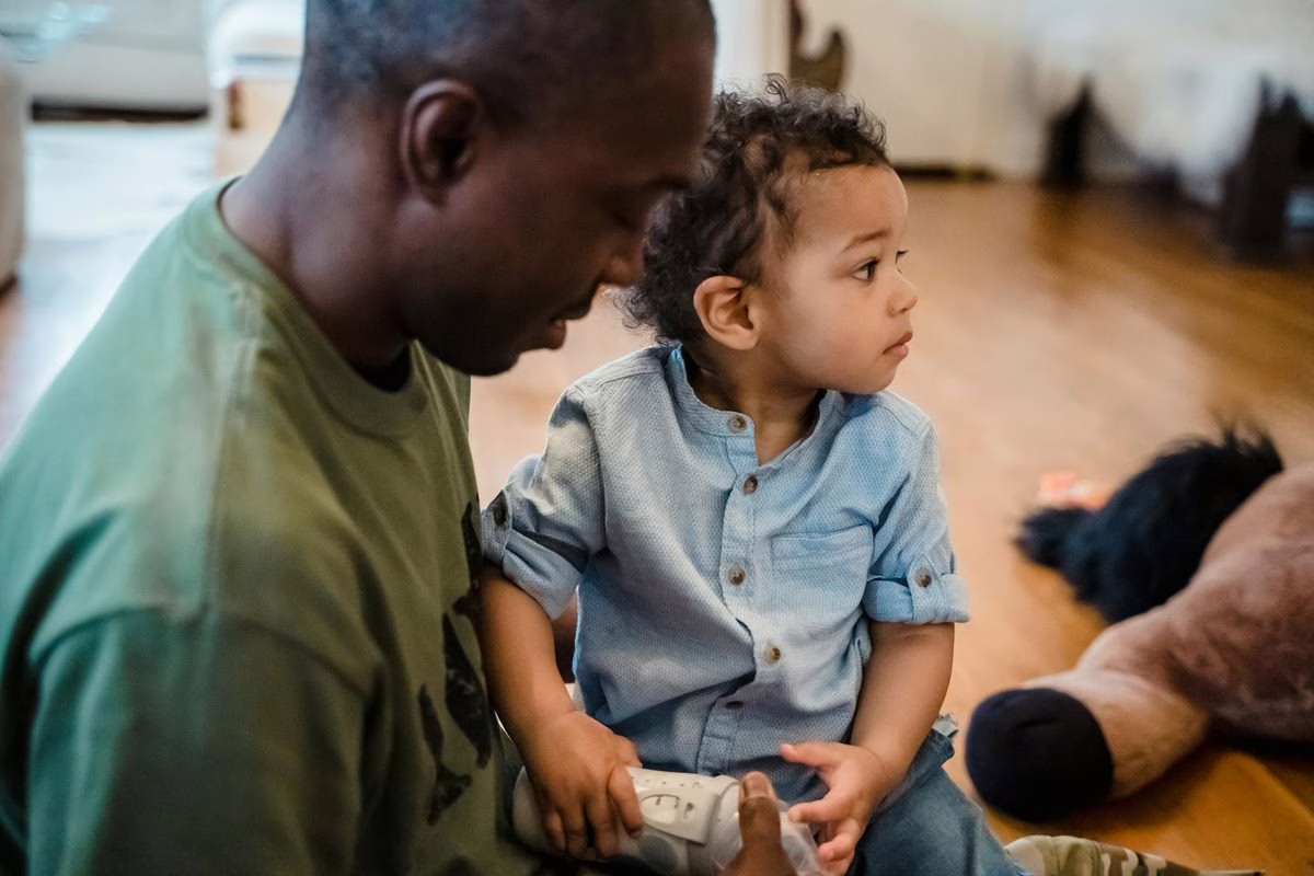 Enfant ne dit plus maman/papa : comprendre la régression du langage
