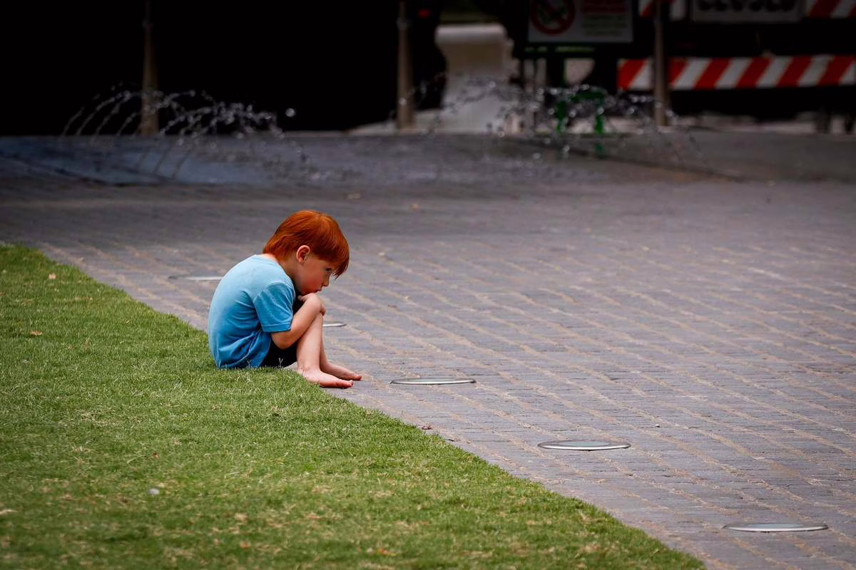 À quel âge peut-on légalement laisser un enfant seul à la maison en France ?
