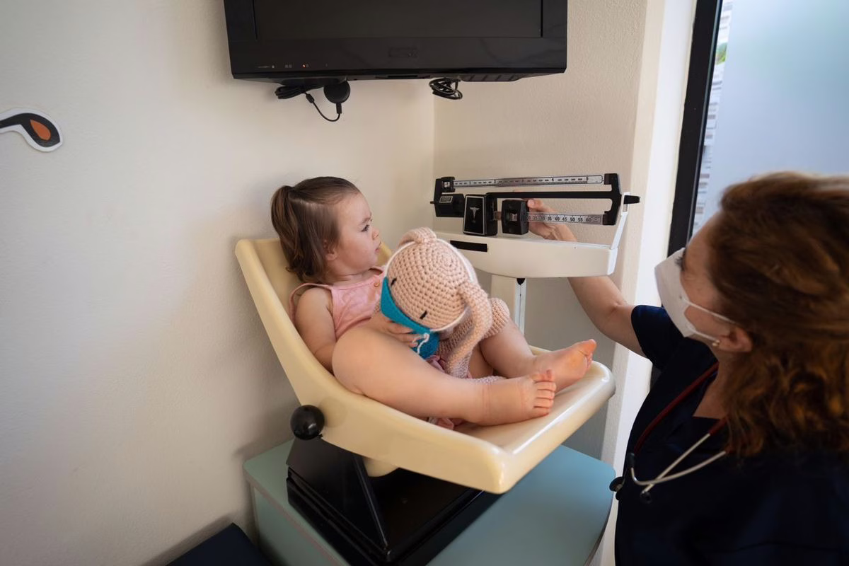 Les examens médicaux obligatoires de l&rsquo;enfant : le calendrier complet jusqu&rsquo;à 16 ans