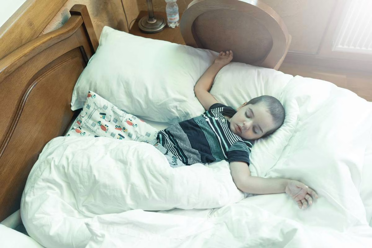 Enfant endormi dans sa chambre la nuit, sujet du somnambulisme